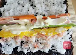 Illustration of how to make homemade sushi rolls 5