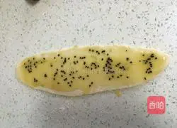 Illustration of how to fill the cake embryo with eggs 8