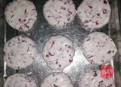 Illustration of making glutinous rice rose cake 3