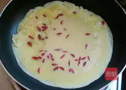 Illustration of how to make wolfberry sesame egg cake 6