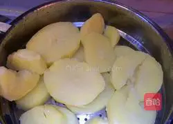 Illustration of how to make smiley potato cakes 2