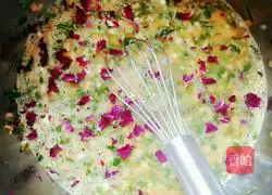 Illustration of how to make rose egg pancakes 2