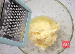 Illustration of how to make pan-fried potato pancakes 1