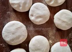 Illustration of making glutinous rice and bean paste cake 8