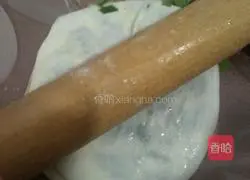 Illustration of how to make green onion pancakes 4