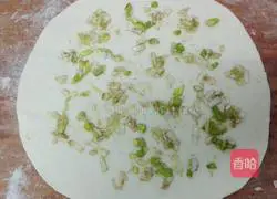 Illustration of how to make scallion pancake (family version) 6
