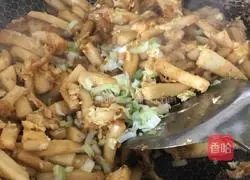 Illustration of how to make fried rice cakes with eggs 11