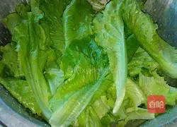 Illustration of how to make lettuce pancakes 1