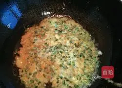 Illustration of how to make chive egg pancake 3