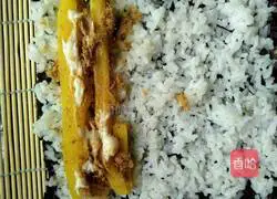 Illustration of how to make radish and meat floss sushi 5