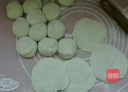 Beef and Chive Pie Recipe Illustration 5