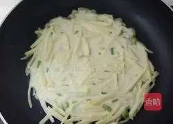 Illustration of how to make shredded potato burritos 3