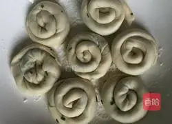 Illustration of how to make scallion pancakes 6