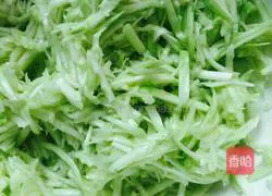 Illustration of how to make zucchini egg pancakes 2