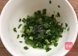 Illustration of how to make scallion pancake (dumpling skin version) 6