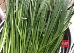 Illustration of how to make pancakes stuffed with chives and meat 1