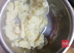 Illustration of how to make egg and potato pancakes 3