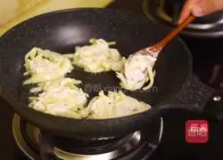Illustration of how to make Korean potato pancakes 11