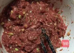 Illustration of how to make pan-fried beef patties 2