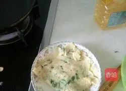 Illustration of how to make breakfast egg pancakes 3