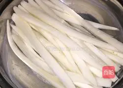 Illustration of how to make sushi daikon strips 2