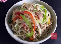 Illustration of how to make egg pancakes rolled with potato shreds 7