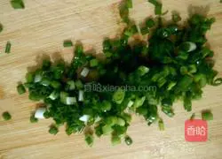 Scallions Illustration of how to make fragrant egg pancakes 4