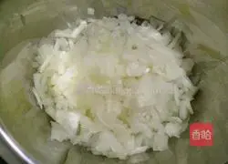 Illustration of how to make onion meatloaf 2