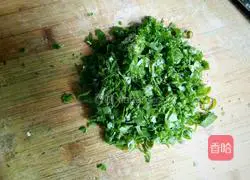 Illustration of how to make golden cakes with minced green onions and butter 2