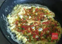 Illustration of how to make spicy egg pancakes 3