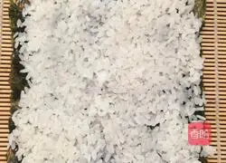 Illustration of how to make meat floss sushi 2