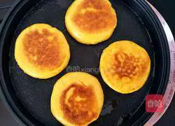Illustration of how to make corn white flour cakes 10