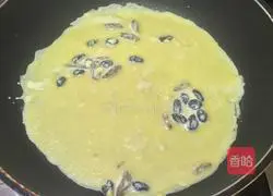 Illustration of how to make raisin milk egg cake 9