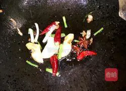 Illustration of how to make crucian carp stewed with tofu and stuffed with pancakes 6