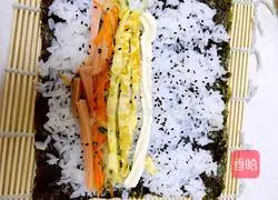 Illustration of how to make salad sushi 3