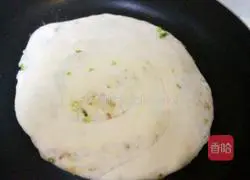 Illustration of how to make scallion pancakes with oil residue 14