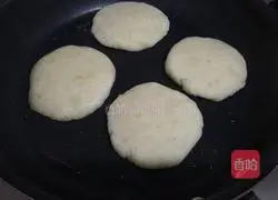 Illustration of how to make salt and pepper potato pancakes 6