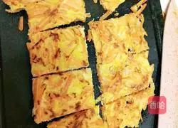 Baby food supplement carrot and egg cake recipe illustration 7