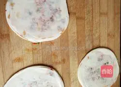 Illustration of how to make dumpling skin version of scallion pancake 1