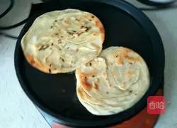 Illustration of how to make green onion cake 12