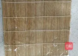 Illustration of how to make meat floss and blood glutinous rice sushi 1