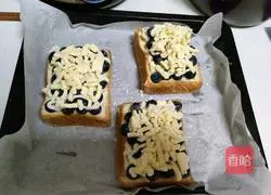 Illustration of how to make blueberry popping toast 3