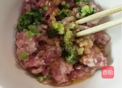 Illustration of how to make minced meat and egg pancakes 1