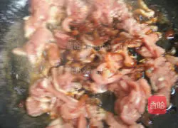 Illustration of how to make stir-fried pancakes with garlic moss and shredded pork 4