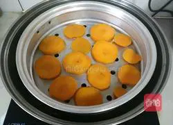 Illustration of how to make black sesame and sweet potato dough cakes 4