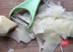 Illustration of how to make carrot and potato pancakes 1