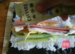 Illustration of how to make sushi rolls 9