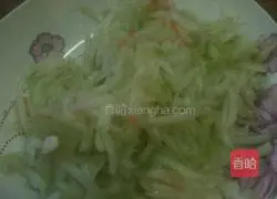 Illustration of how to make carrot and egg pancakes 2