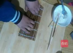 Illustration of how to make small sushi 7