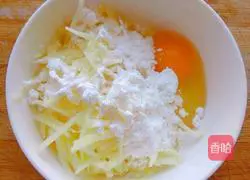 Illustration of how to make shredded potato pancakes 2